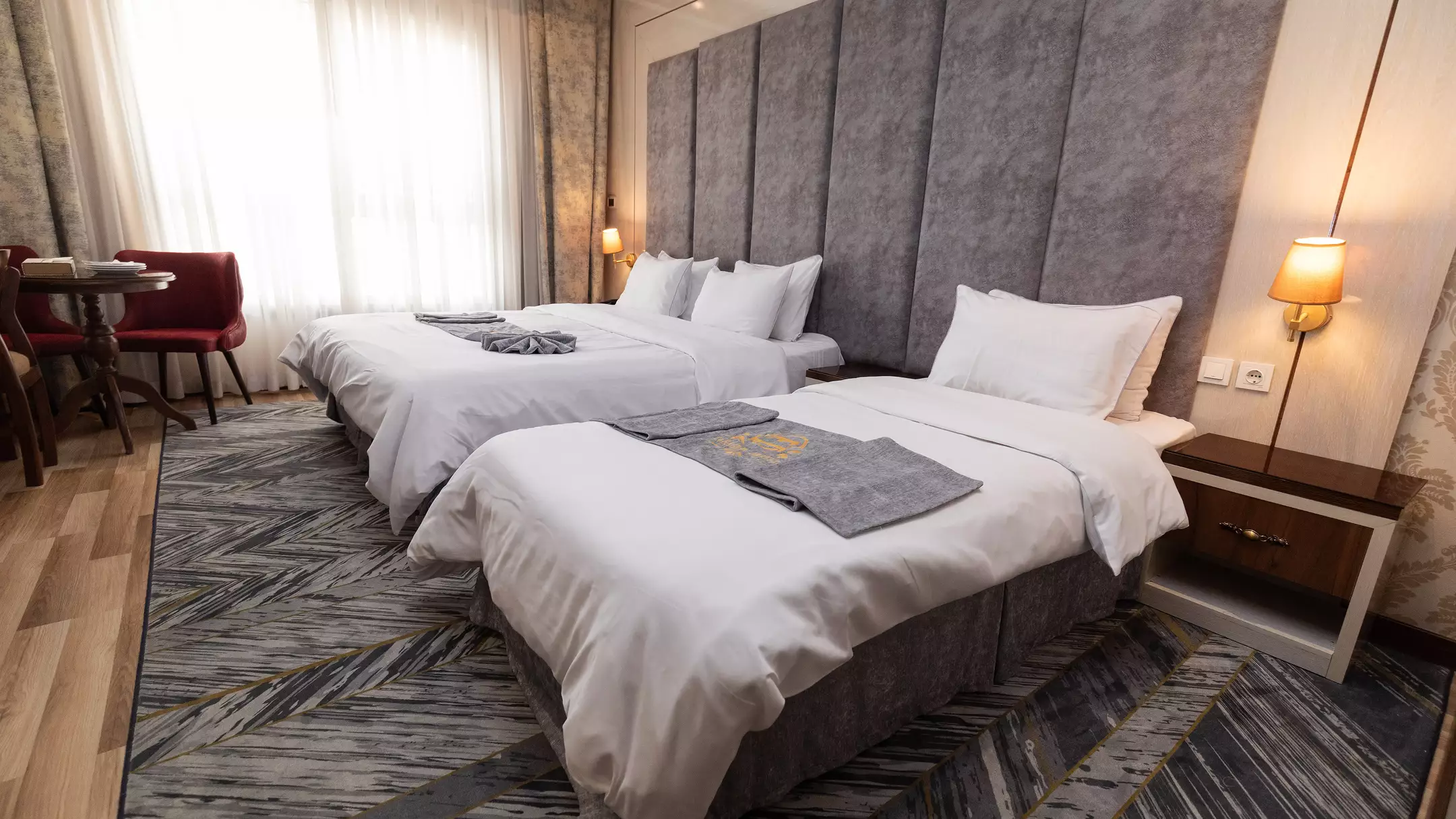 Alibaba https://cdn.alibaba.ir/ostorage/hotel-accommodation-images/67063a9c666674792fccc936_f4c002dd-575d-4d8d-b3d8-2b42d1eac841_هتل تبرک - اتاق سه تخته دبل سینگل (1).webp